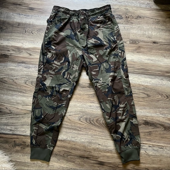 American Eagle Camo Joggers 